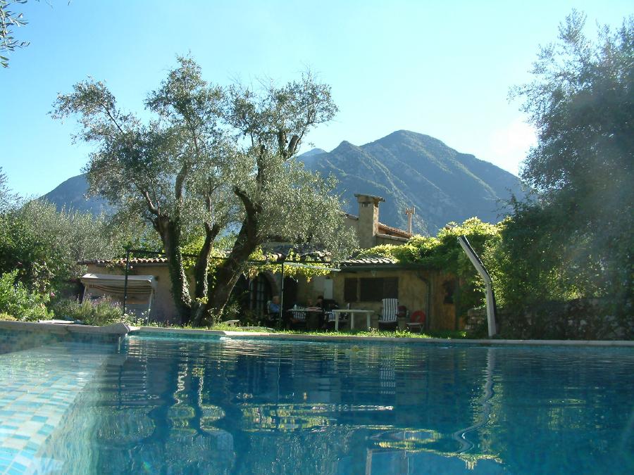 Grande piscine privée avec montagne en arrière-plan à la Villa l'Abricot