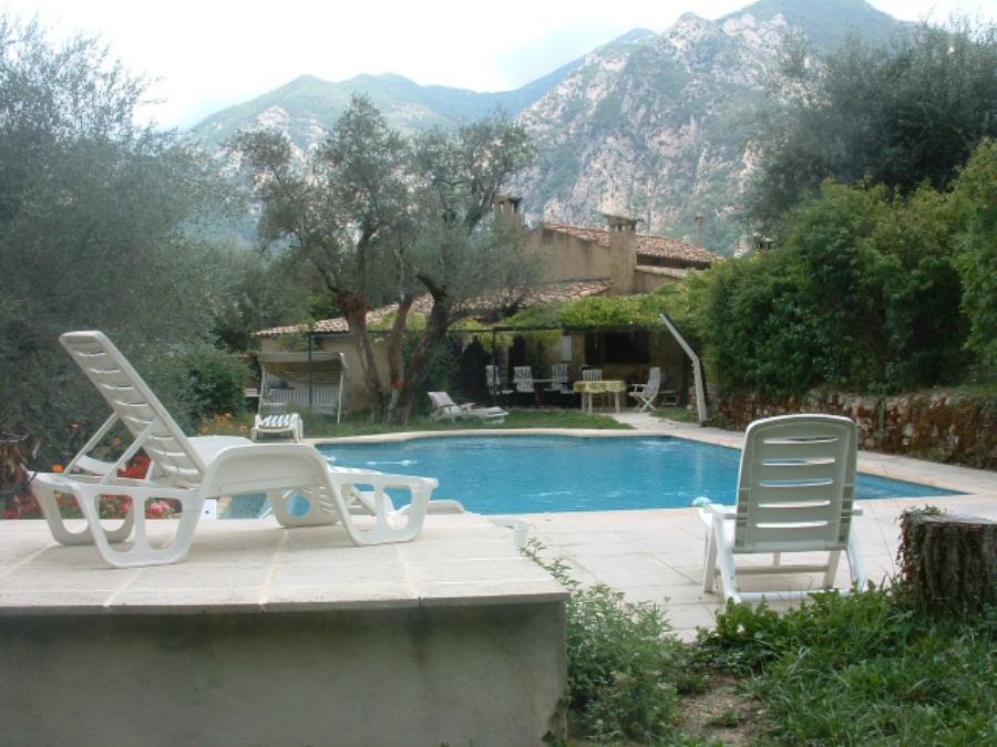Piscine et maison en pierre de la Villa l'Abricot