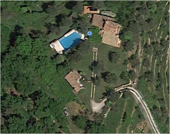Vue aérienne de la piscine, de la maison et du domaine